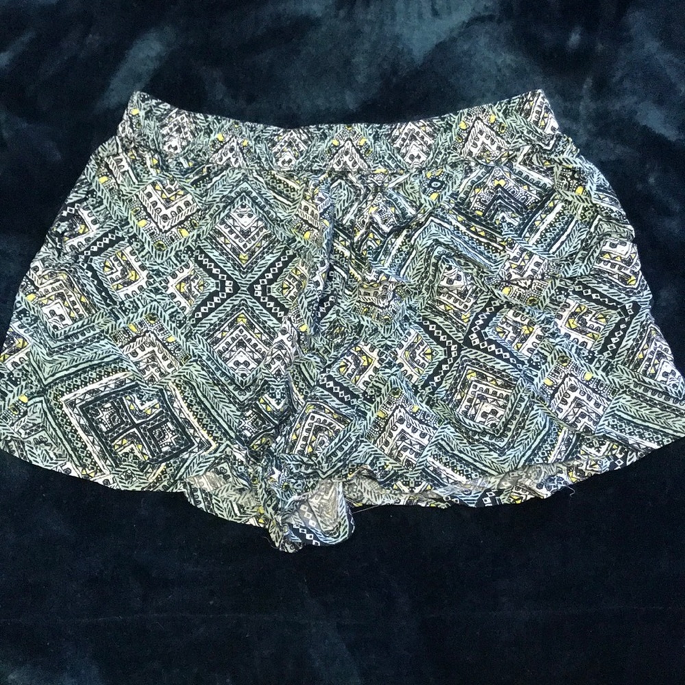 Stylish patterned flowy shorts